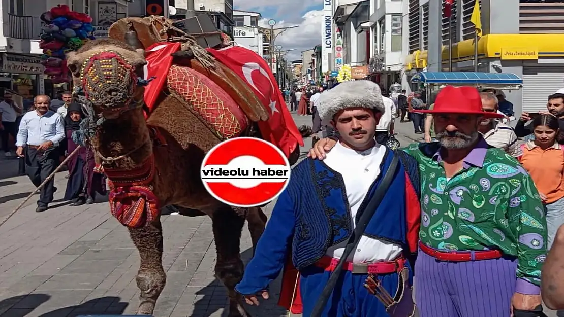 Cumhuriyet Caddesi'nde yürütülen Türk bayraklı deve ilgi çekti