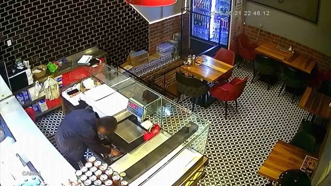 Cumhuriyet Caddesi'ndeki börekçide 7 bin TL'lik hırsızlık kameralara yansıdı, polis araştırıyor