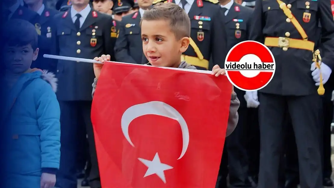 Cumhuriyet'in ışığı Ağrı'da parladı, 102.yıl gururu tüm şehri sardı