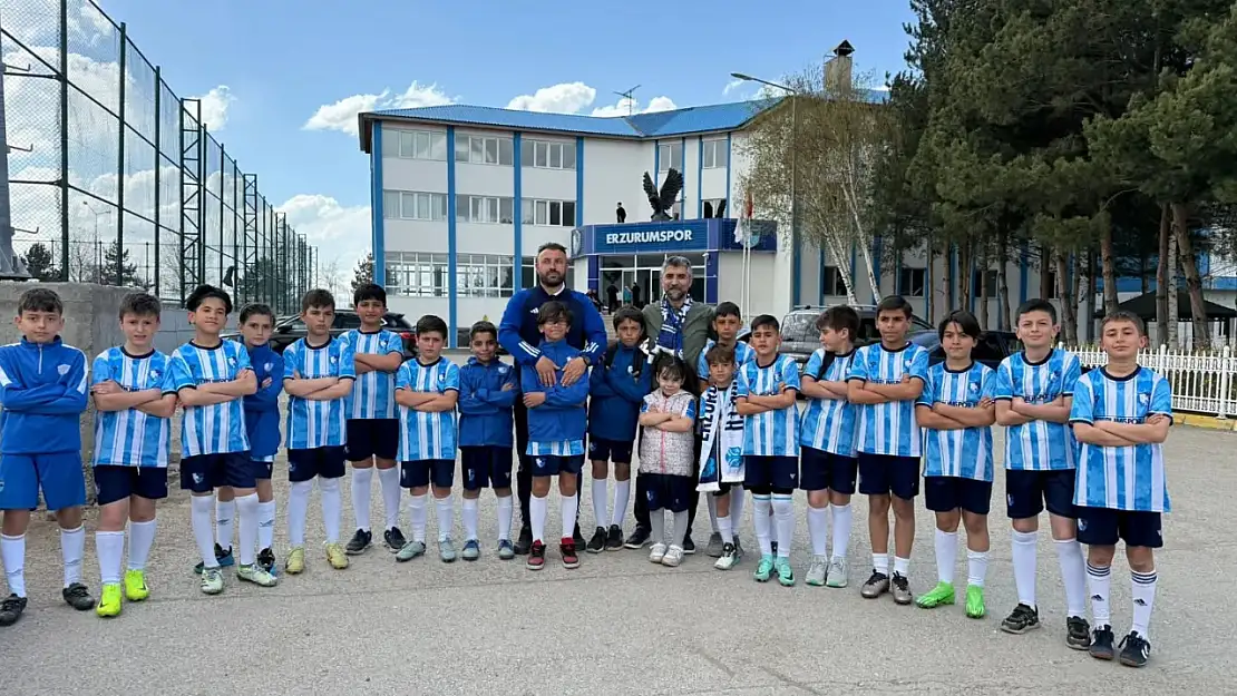 Dadaşlar Takımına Sahip Çıktı: Erzurumspor Tesislerden Stadyuma Uğurlandı