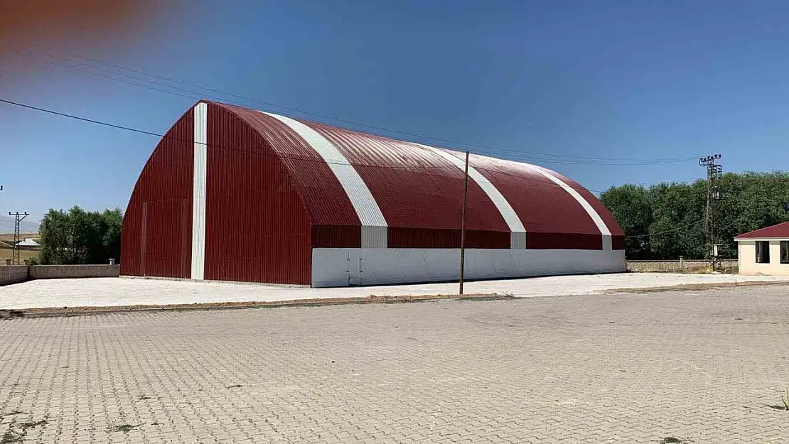Dedeli'de yenilenen halı saha gençlerin buluşma noktası olacak