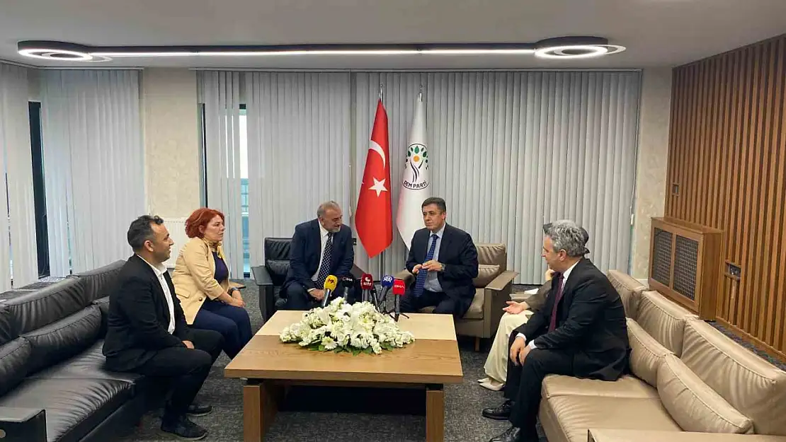 DEM Parti'de siyasi bayramlaşma trafiği