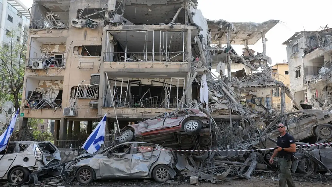 Demir kubbe delindi, Tel Aviv'de alarm çaldı