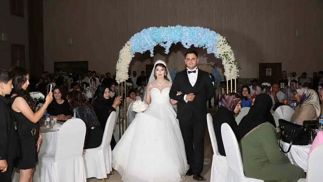 Dilan ile Ömer Oltu'da Hayatlarını Birleştirdi
