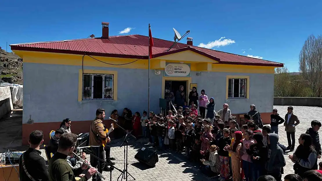 Diyadin'de gönüllü öğretmenler miniklere konser verdi