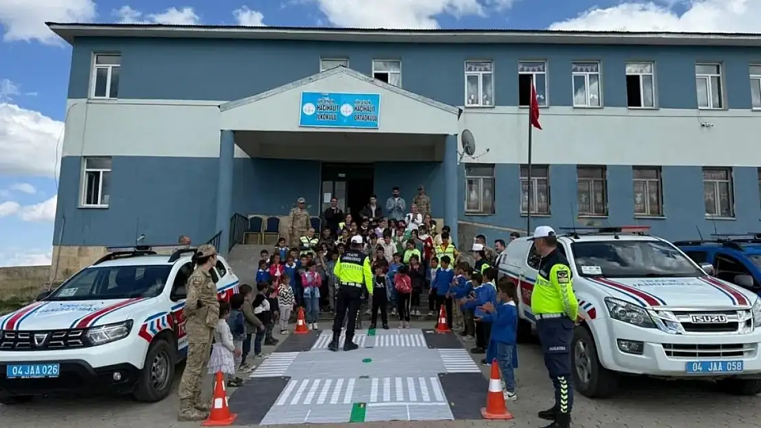 Diyadin'de miniklere emniyet kemerinin önemi anlatıldı