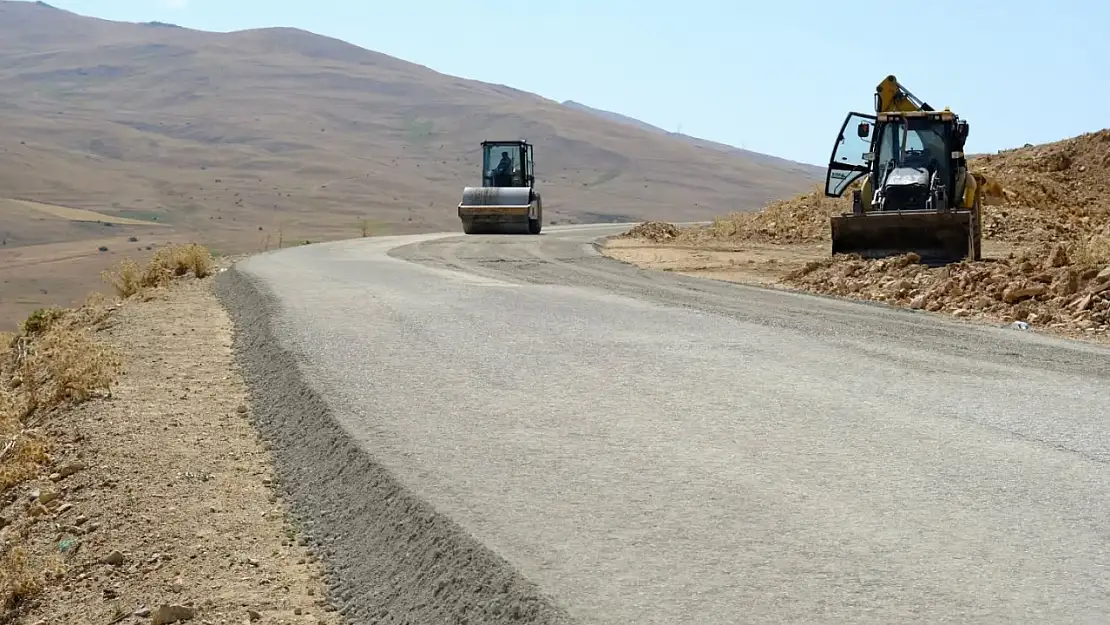 Diyadin'de yol çalışmaları hızlandı: Batıbeyli Köyü asfalta hazırlandı