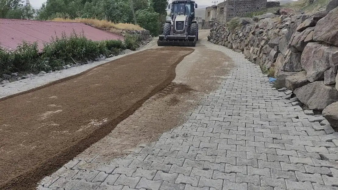 Diyadin'e bağlı Ulukent Köyü'nde parke taşı çalışmaları tamamlandı