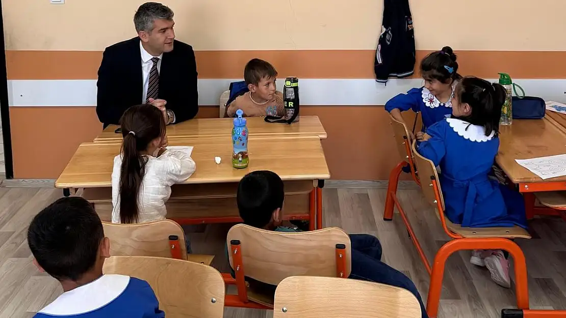 Diyadin Kaymakamı Korkusuz, öğrencilerin okul heyecanını paylaştı