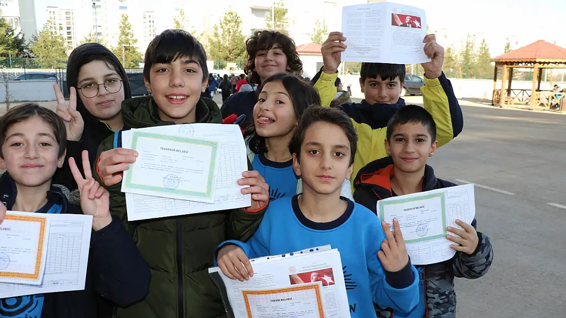 Diyarbakır'da 467 bin öğrenci karne sevinci yaşadı