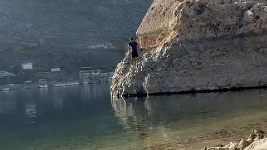 Diyarbakır'da dağcı dondurucu soğuğa aldırmadan göle atladı