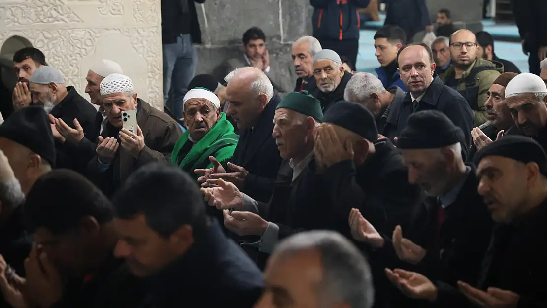 Diyarbakır'da deprem şehitleri için Mevlid-i Şerif okundu