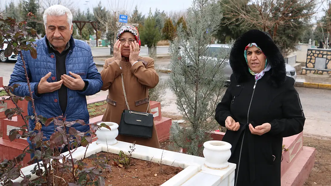 Diyarbakır'da depremde hayatını kaybedenler kabirleri başında anıldı