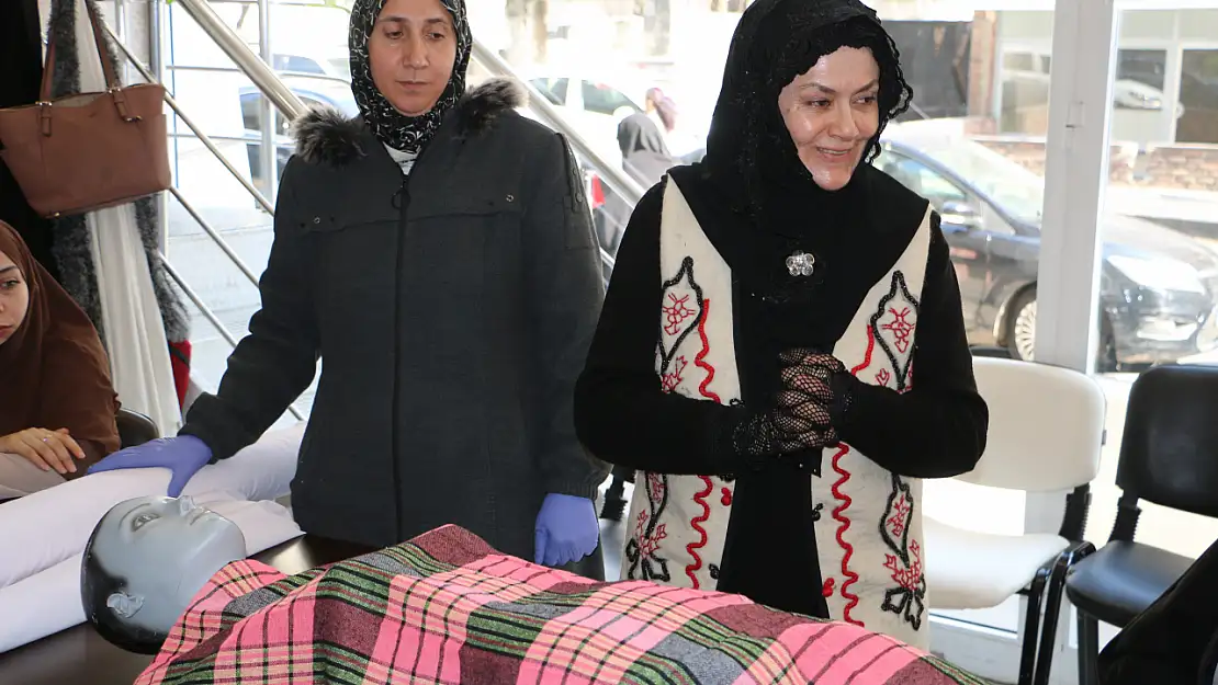 Diyarbakır'da kadın derneğinden gassal adaylarına eğitim