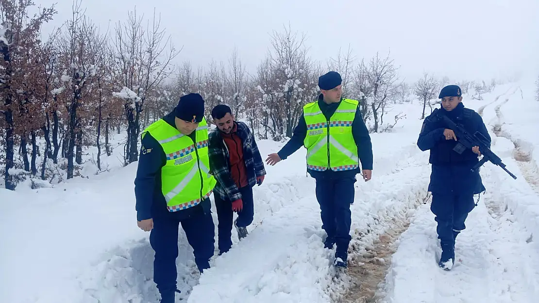 Diyarbakır'da karda mahsur kalan vatandaşı Jandarma kurtardı