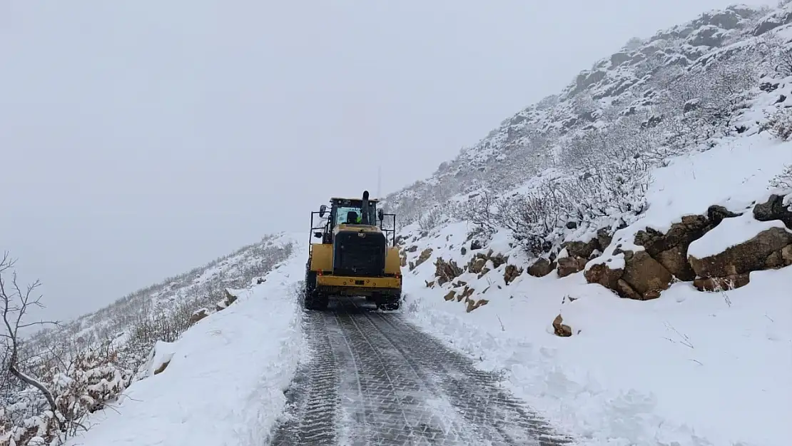 Diyarbakır'da karla kapanan 165 kilometrelik yol ulaşıma açıldı