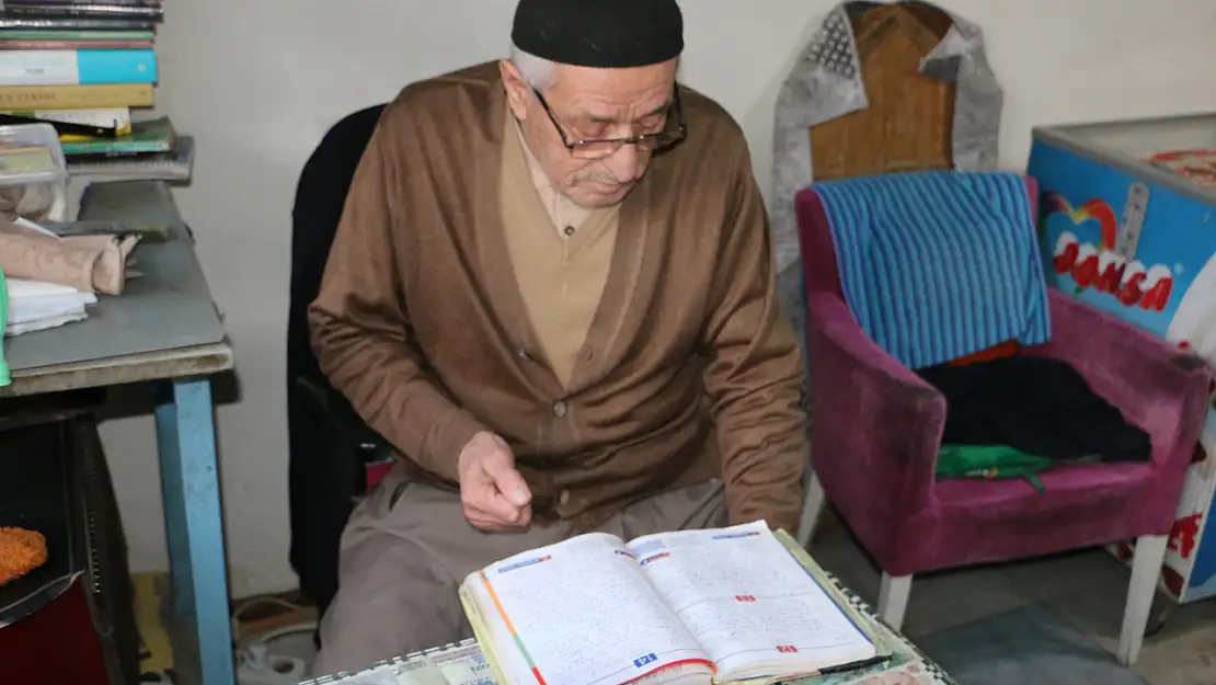 Diyarbakır'da Ömer Amca, tarihi olayları not alarak geleceğe miras bırakıyor