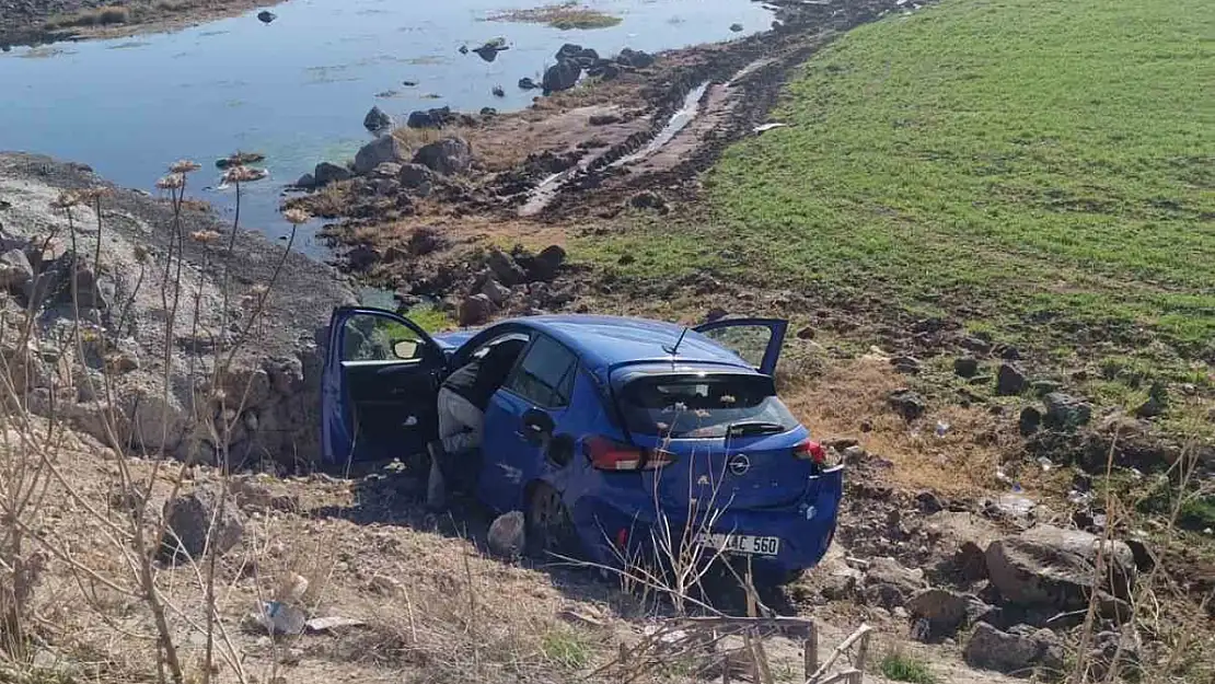 Diyarbakır'da otomobilin çarptığı taşlar yola savruldu