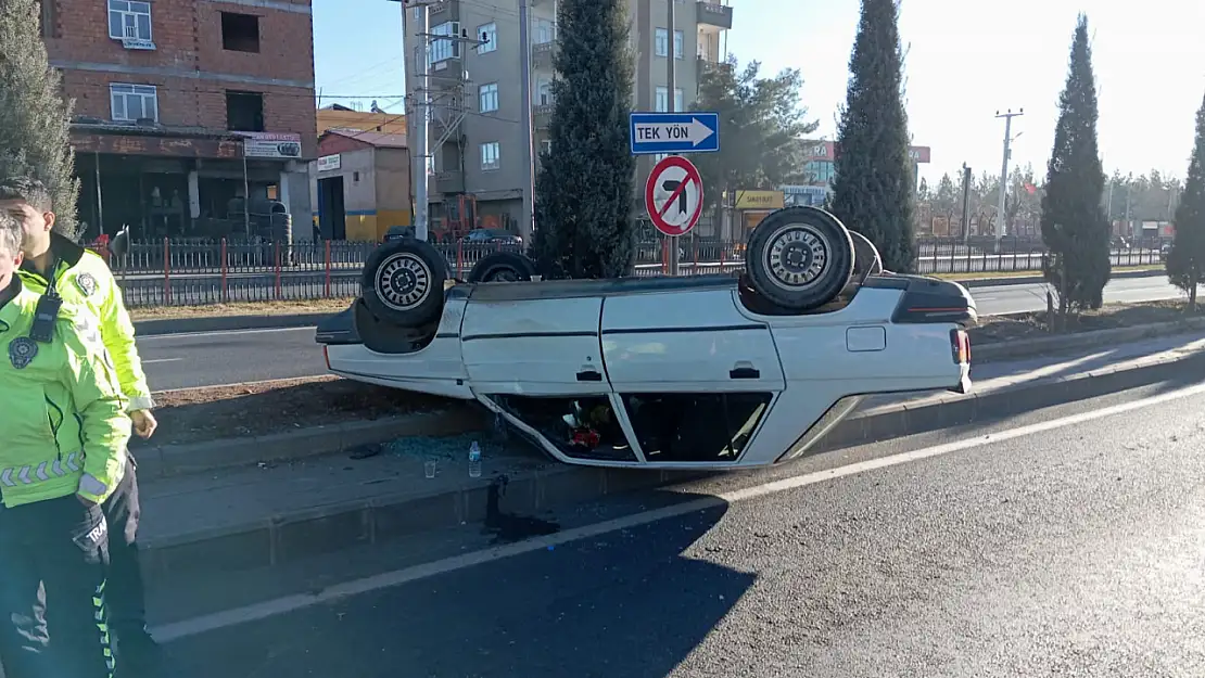 Diyarbakır'da refüje çarpan otomobil ters döndü