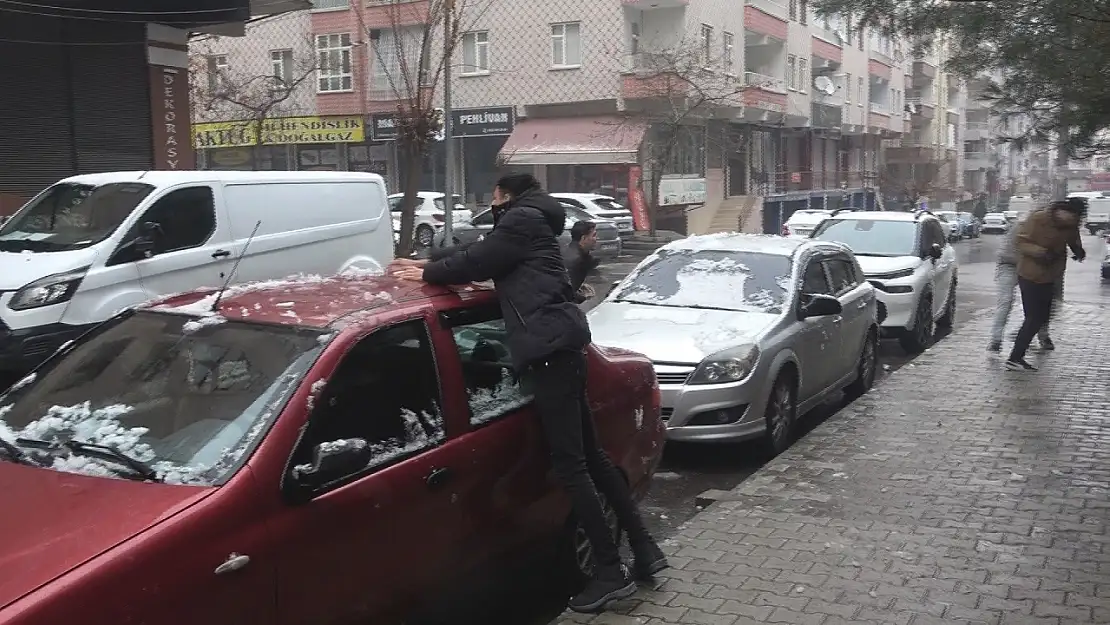 Diyarbakır'da YKS'ye hazırlanan öğrenciler kar topu oynayarak stres attı