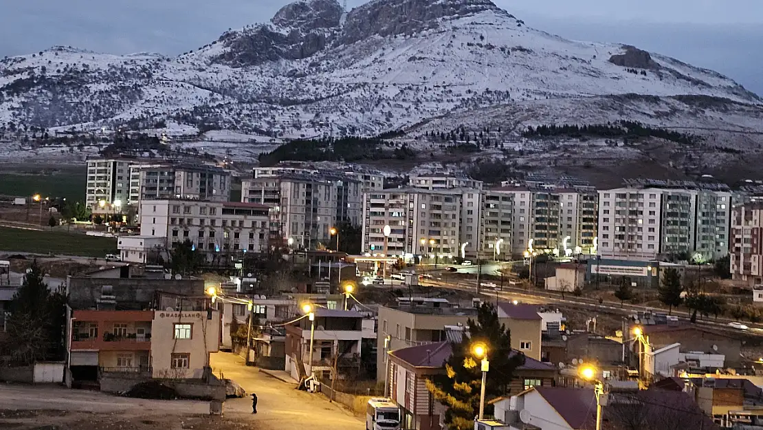 Diyarbakır'ın Ergani ve Dicle ilçeleri beyaza büründü