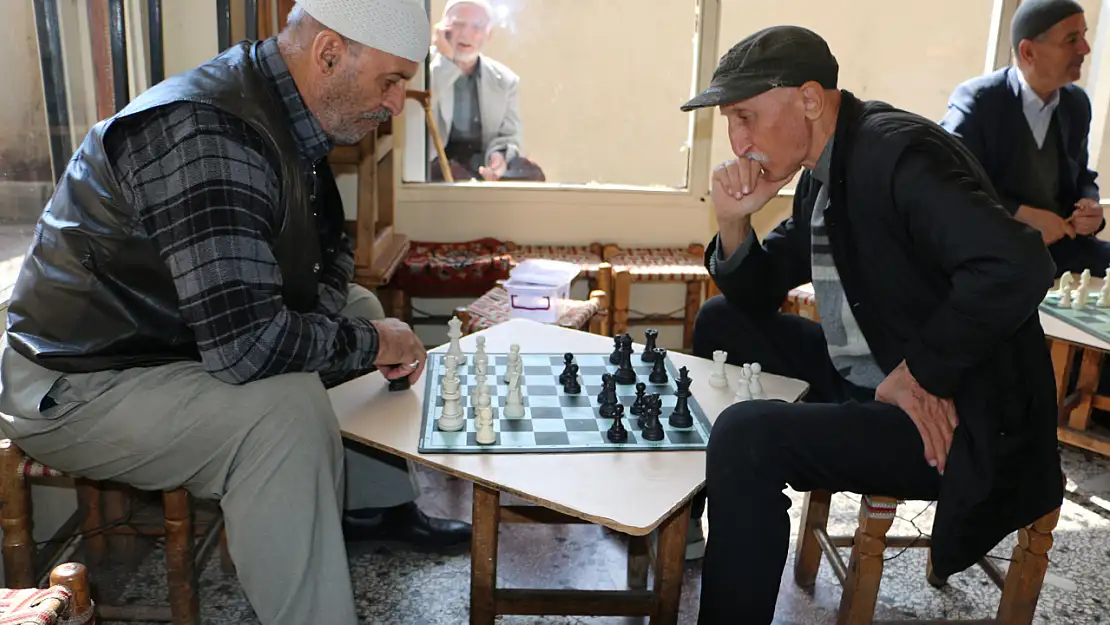 Diyarbakırlılar iftar vaktini satranç oynayarak değerlendiriyor