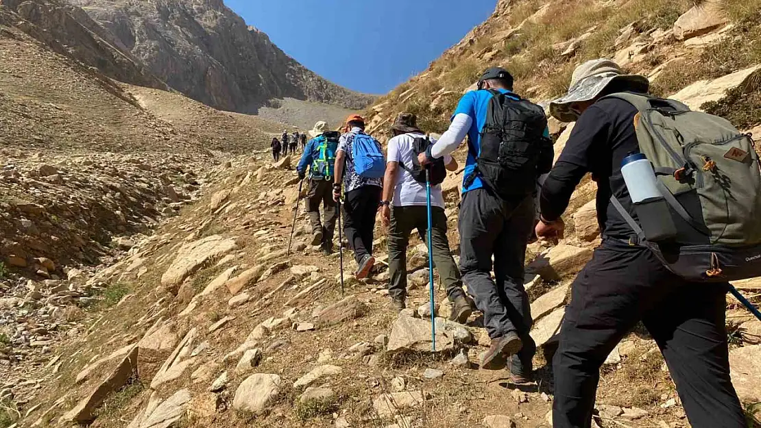 Doğaseverler, Gevaş ile Bahçesaray'ı birleştiren 20 kilometrelik tarihi kervan yolunda doğa yürüyüşü gerçekleştirdi