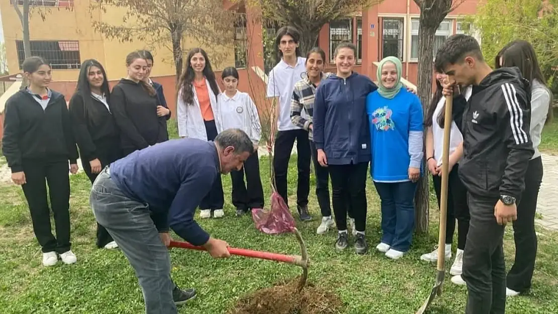Doğubayazıt Rıza Ertuğrul Eryılmaz Anadolu Lisesi öğrencileri meyve ağacı dikti