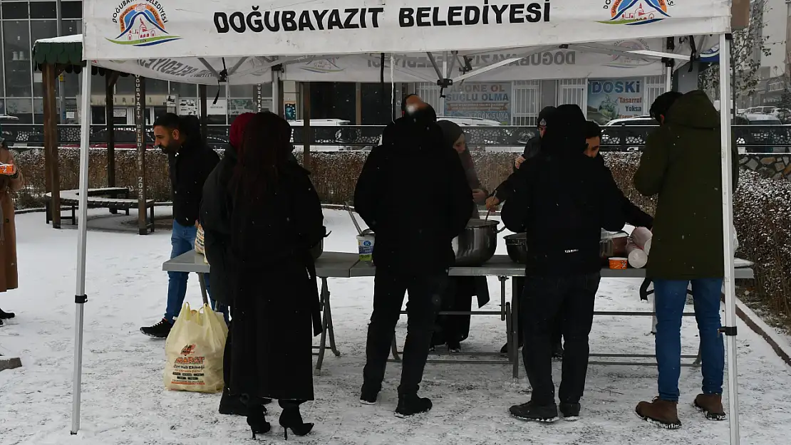 Doğubayazıt Belediyesi, soğuk havada içleri ısıttı