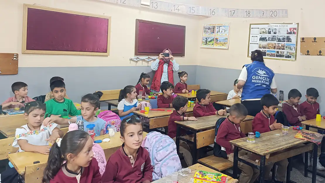 Doğubayazıt Gençlik Merkezi'nden miniklere sürpriz ziyaret