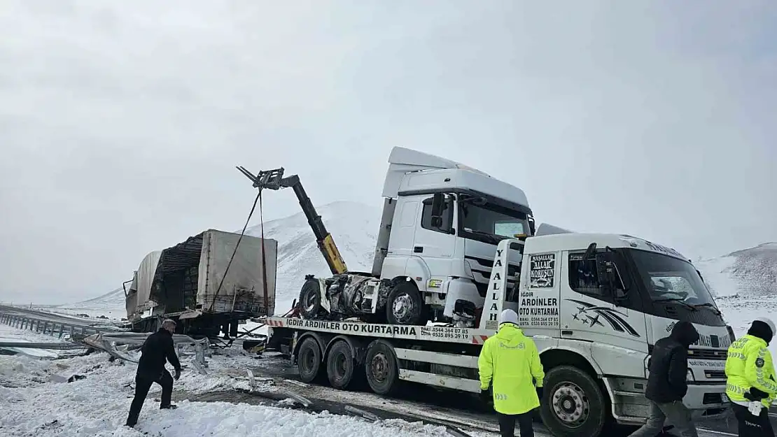 Doğubayazıt-Iğdır yolunda cam yüklü tır devrildi