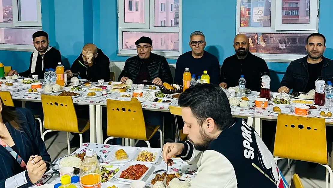 Doğubayazıt İlçe Millî Eğitim Müdürü Şen, öğretmenlerle iftar sofrasında bir araya geldi