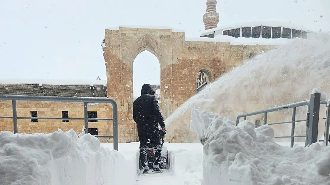 Doğubayazıt'ın tarihi mirasında kar temizliği yapıldı