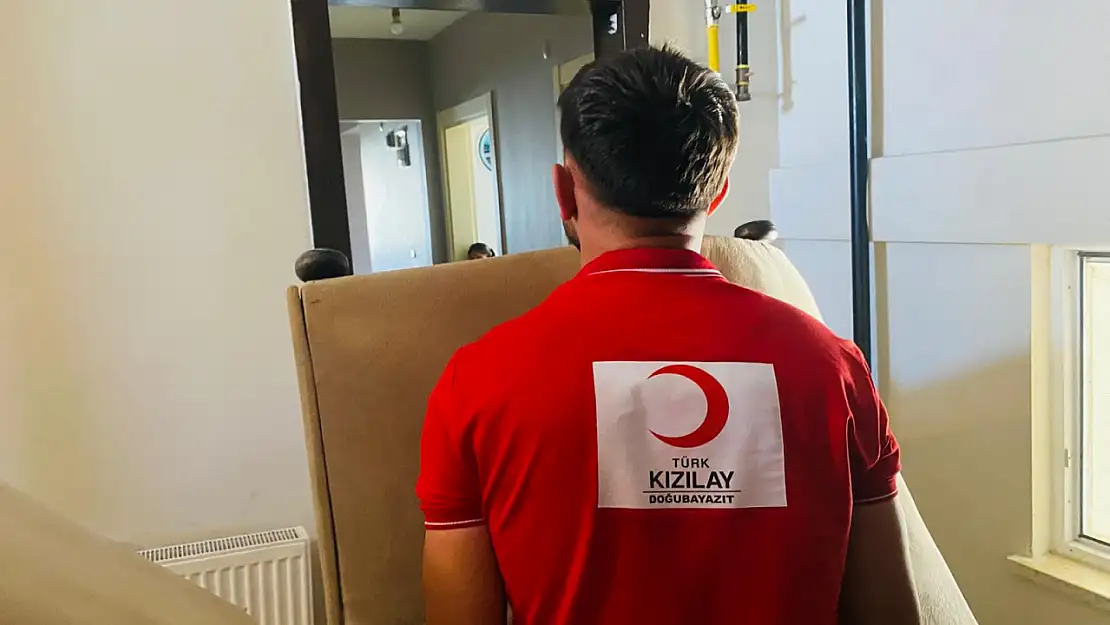 Doğubayazıt Kızılay'dan evleri ısıtan destek: Eşya yardımları sürüyor