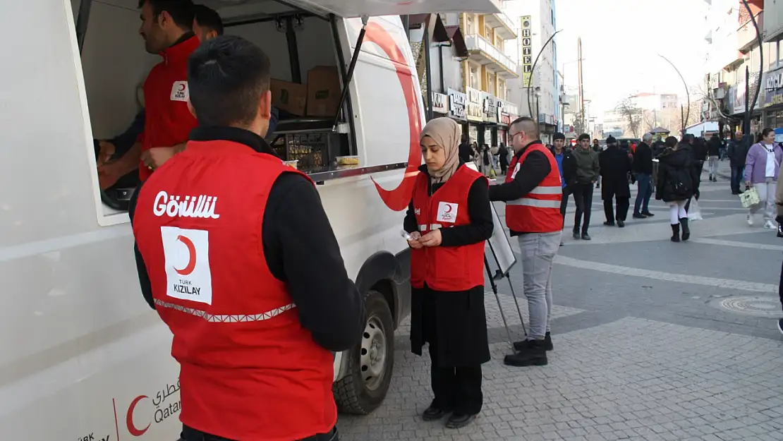 Doğubayazıt Kızılay'dan kandil gününe özel tatlı ikram