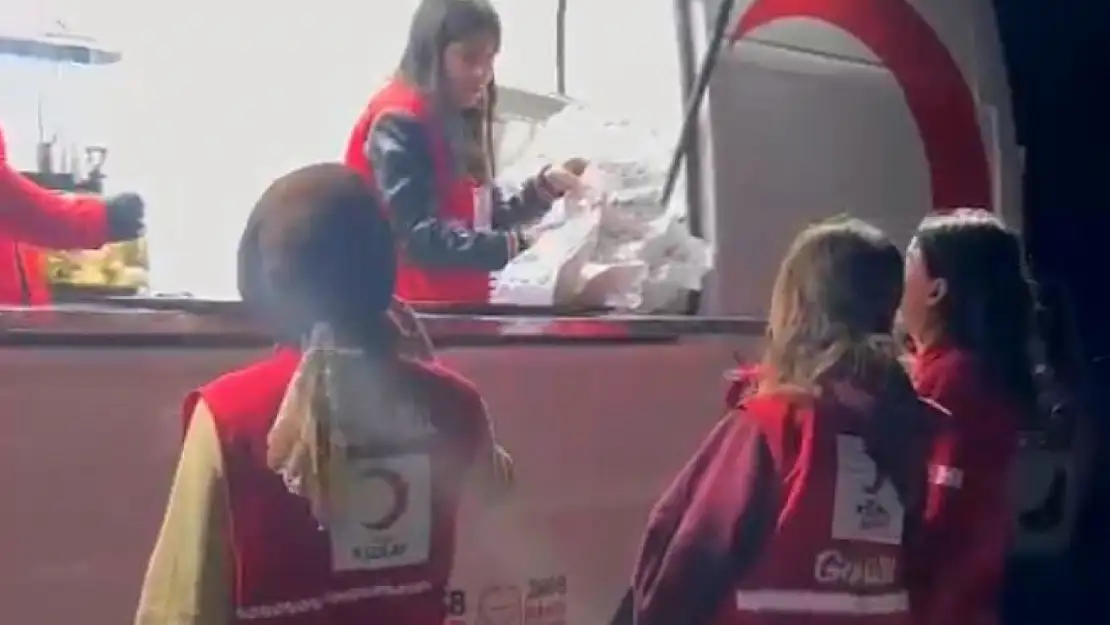 Doğubayazıt Kızılay gönüllülerinden köyde sinema sürprizi