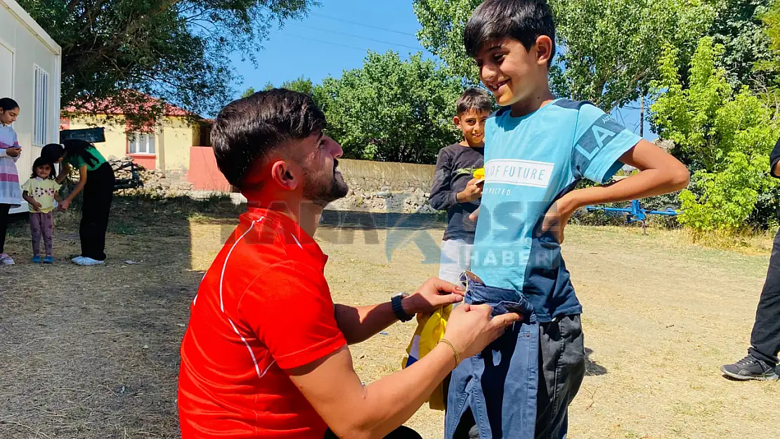 Doğubayazıt Kızılay, Üçmurat Köyü'nde çocukları sevindirdi