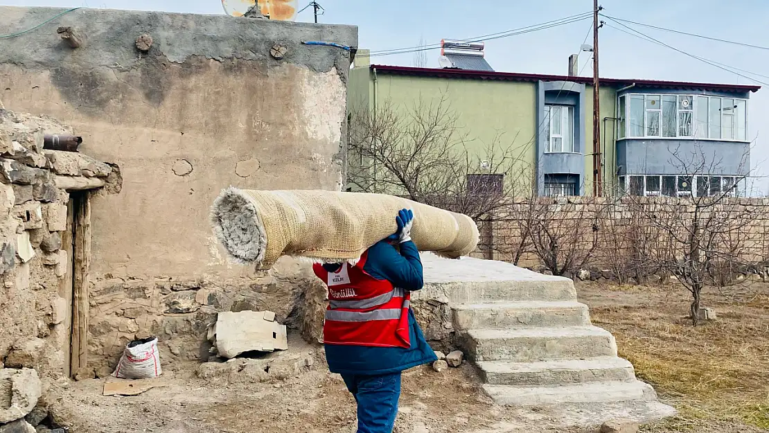 Doğubayazıt Kızılay yardım eliyle gönülleri ısıttı