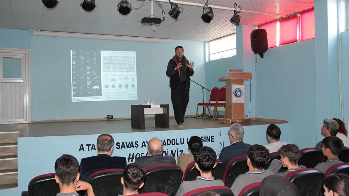 Doğubayazıt Savaş Ay Anadolu Lisesi'nde TÜBİTAK bilim söyleşisi gerçekleştirildi
