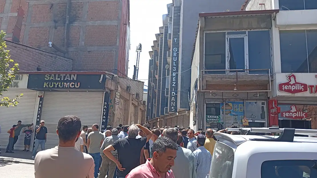 Doğubayazıt'ta bir binanın çatısı alev aldı