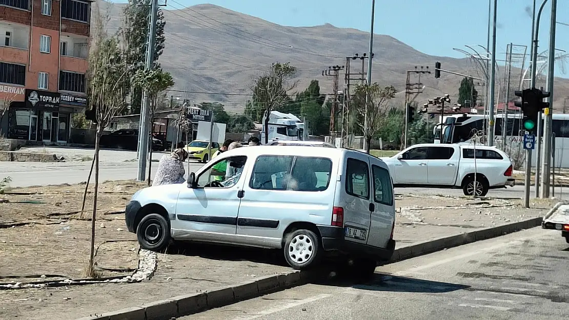 Doğubayazıt'ta iki araç çarpıştı, facia kıl payı atlatıldı