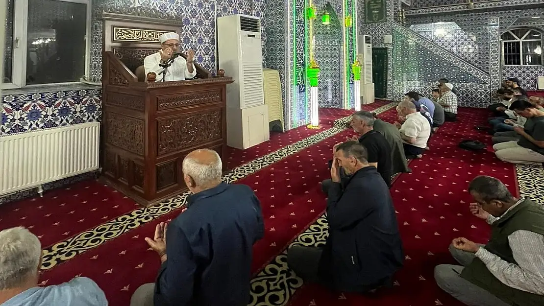 Doğubayazıt'ta kandil gecesinde dualar göğe yükseldi