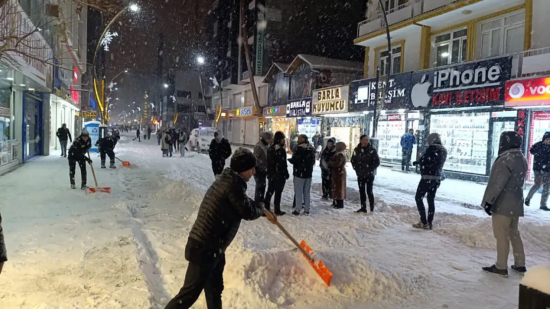 Doğubayazıt'ta kar temizleme çalışmaları hızlandırıldı