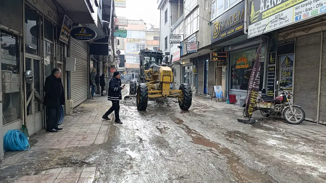 Doğubayazıt'ta kar temizliği araç parkları nedeniyle aksıyor