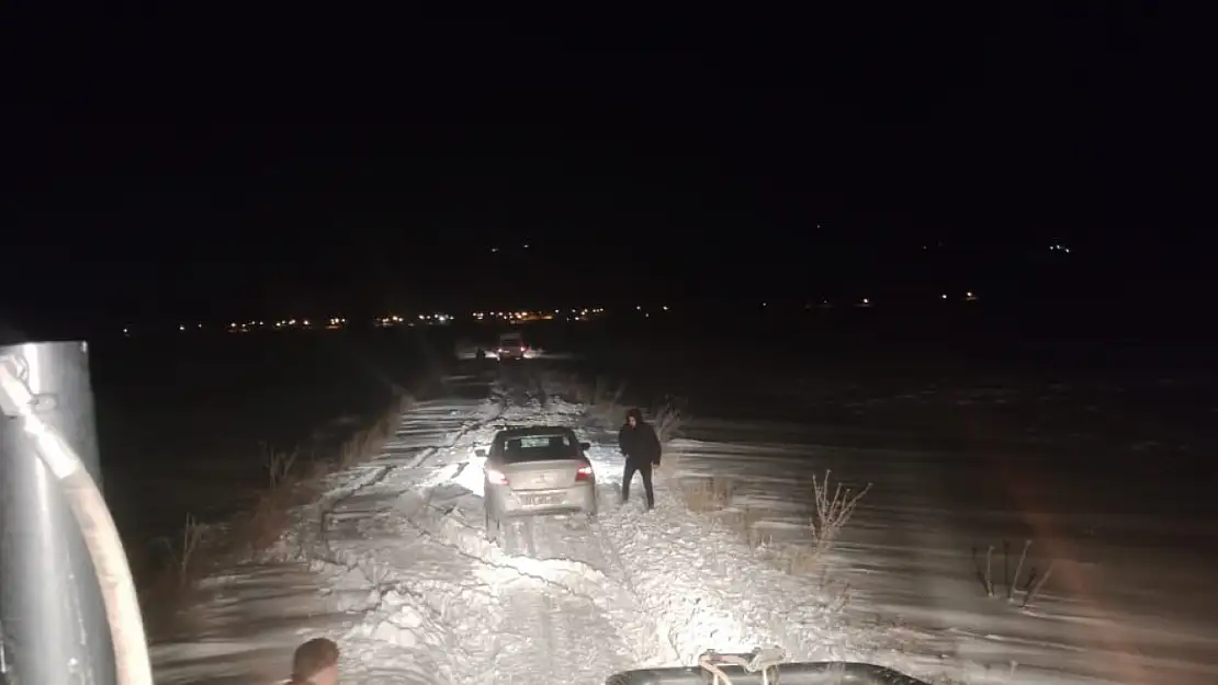 Doğubayazıt'ta karla kapanan köy yolları ulaşıma açılıyor