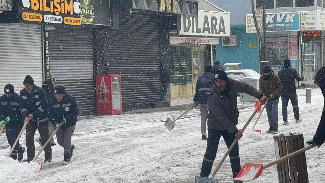 Doğubayazıt'ta karla mücadele çalışmaları hız kazandı