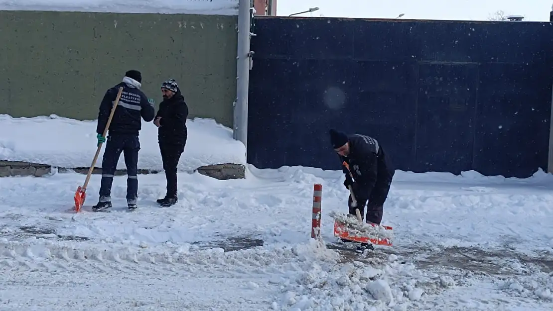 Doğubayazıt'ta karla mücadelede yoğun mesai