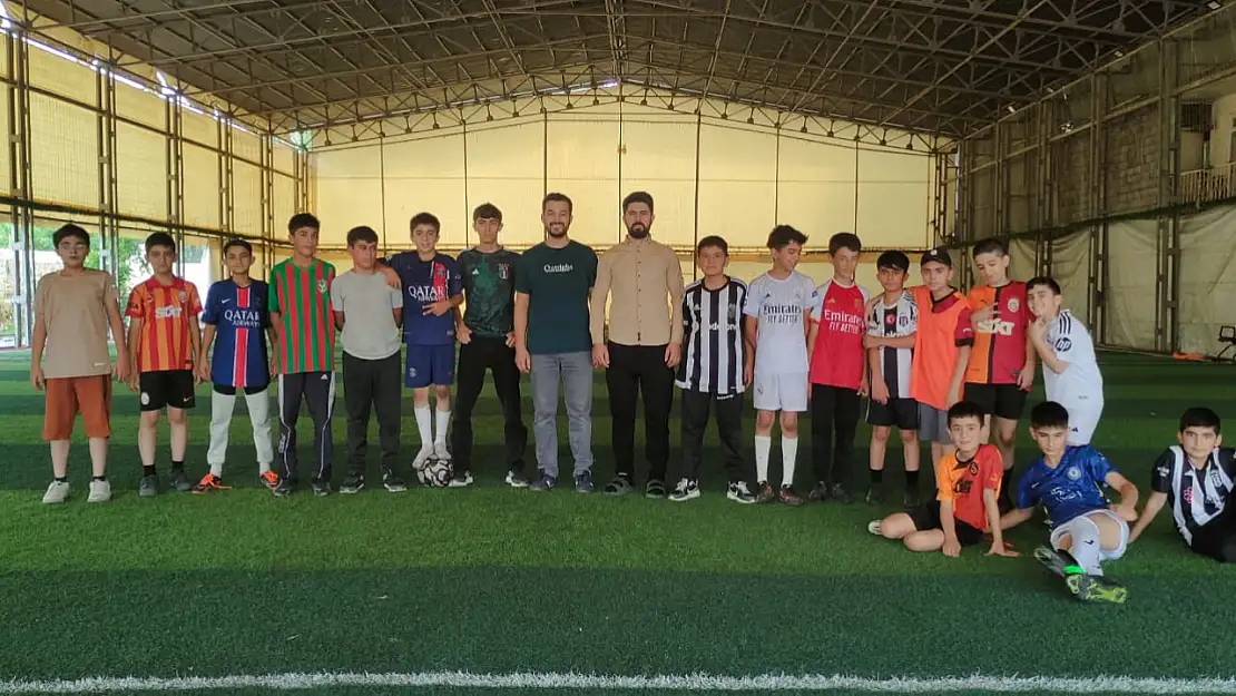 Doğubayazıt'ta Kur'an kursu öğrencileri futbol sahasında dostça yarıştı