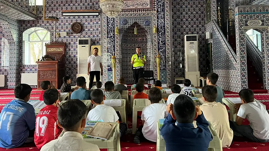 Doğubayazıt'ta Kur'an öğrenen minikler trafik kurallarıyla da tanıştı