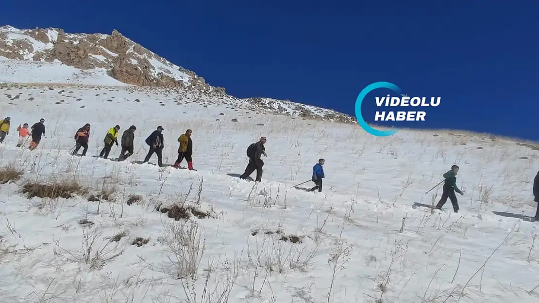 Doğubayazıt'ta macera ve doğa tutkunları karlı zirvelerde buluştu